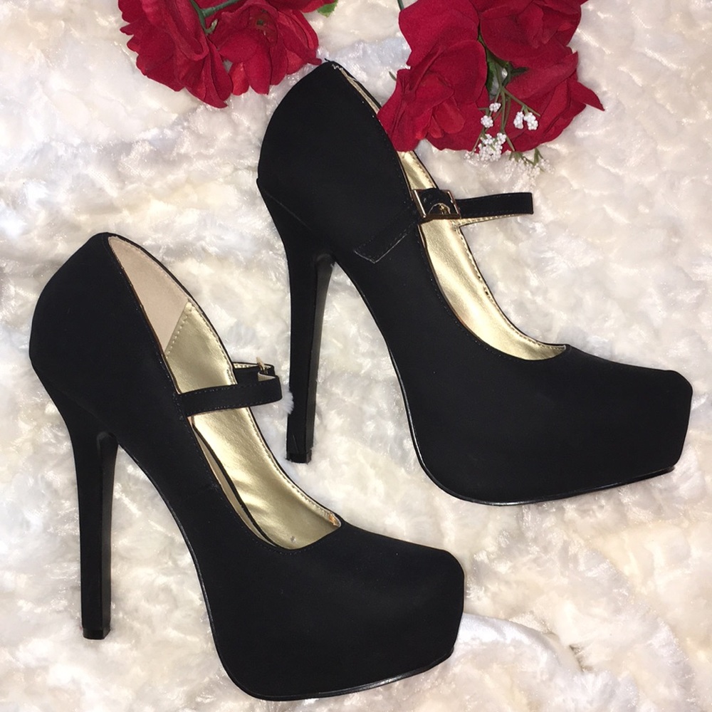 Black round toe heels